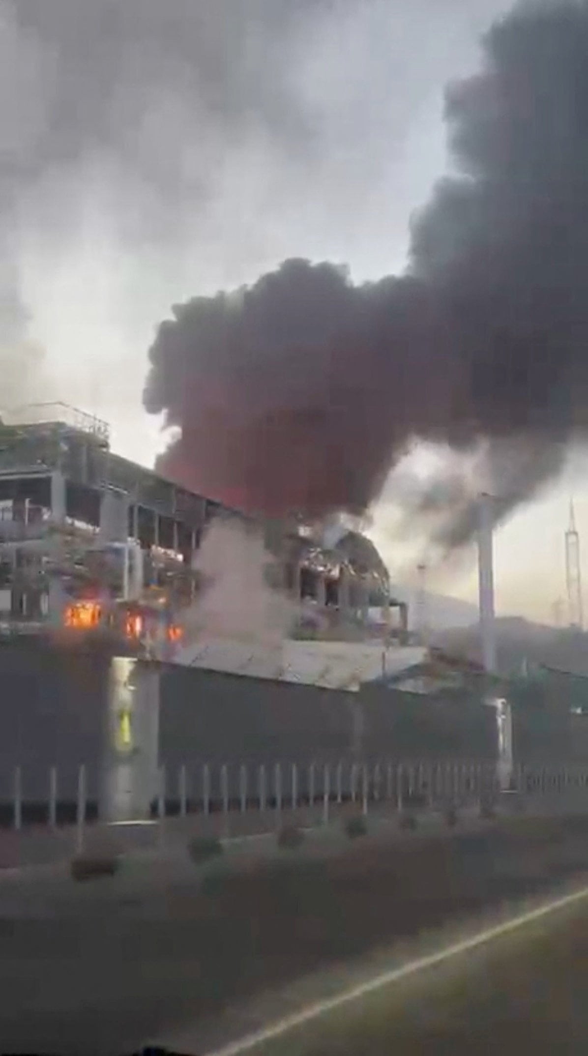 Humo y llamas sobre la refinería de Tuapsé tras el ataque ucraniano con drones. Los bombardeos acumulados provocaron un derrame de combustible de más de 10.000 metros en el mar Negro. (Redes sociales vía Reuters) 