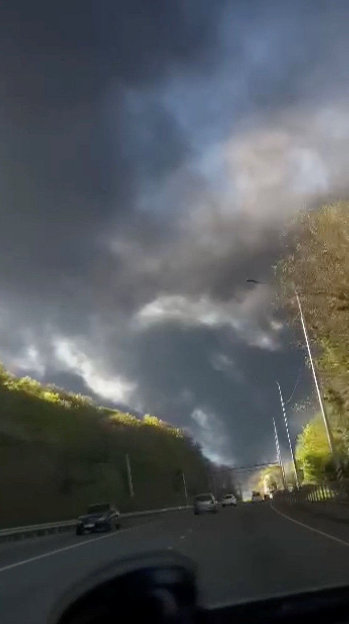 El humo cubre el cielo de Tuapsé tras el incendio en la refinería. Los niveles de xilol y benceno en el aire de la ciudad ya superaban entre dos y tres veces los límites permitidos antes del nuevo ataque. (Redes sociales vía Reuters)