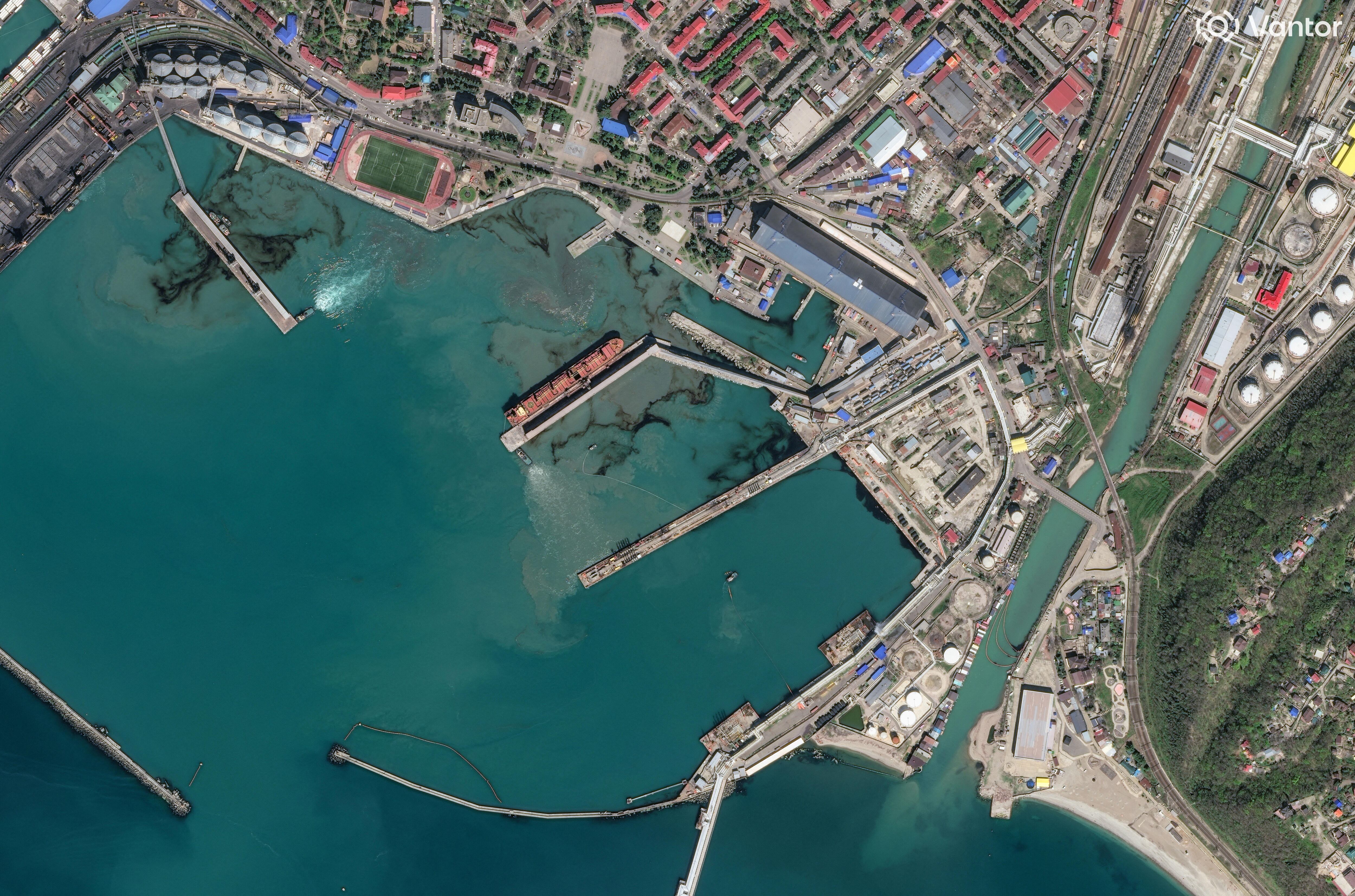 Imagen satelital del derrame de combustible en el mar Negro frente a Tuapsé. Los ataques acumulados provocaron un derrame de más de 10.000 metros que amenaza con convertirse en catástrofe ecológica. (VANTOR vía Reuters)