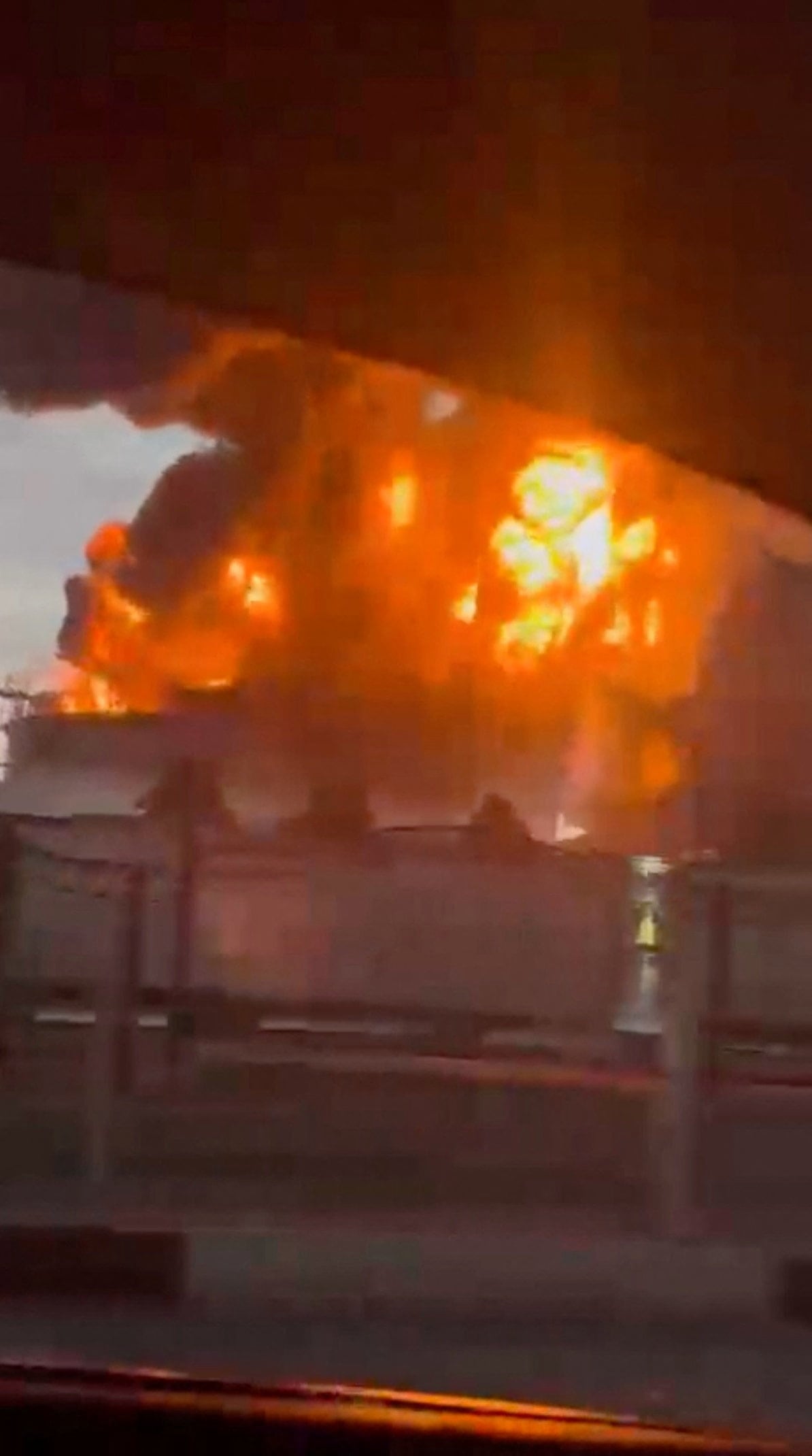 Columnas de humo y llamas sobre la refinería de Tuapsé tras el ataque ucraniano con drones. Es el tercer bombardeo en menos de dos semanas contra la instalación de Rosneft, paralizada desde el 16 de abril. (Redes sociales vía Reuters)