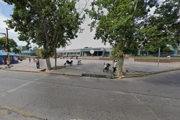 Un bebé está internado en estado crítico tras ser violentado durante meses y detuvieron a su padrastro