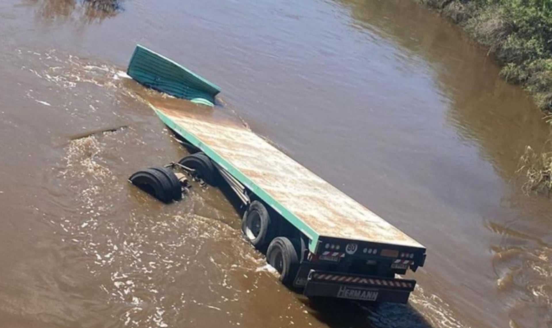 Un ciclista fue atropellado en la autopista Córdoba-Rosario, llamó a la policía para denunciar al conductor y murió