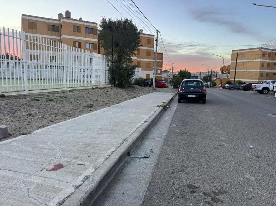 Las manchas de sangre visibles en la calle donde ocurrió el doble crimen (Foto: ADN Sur)