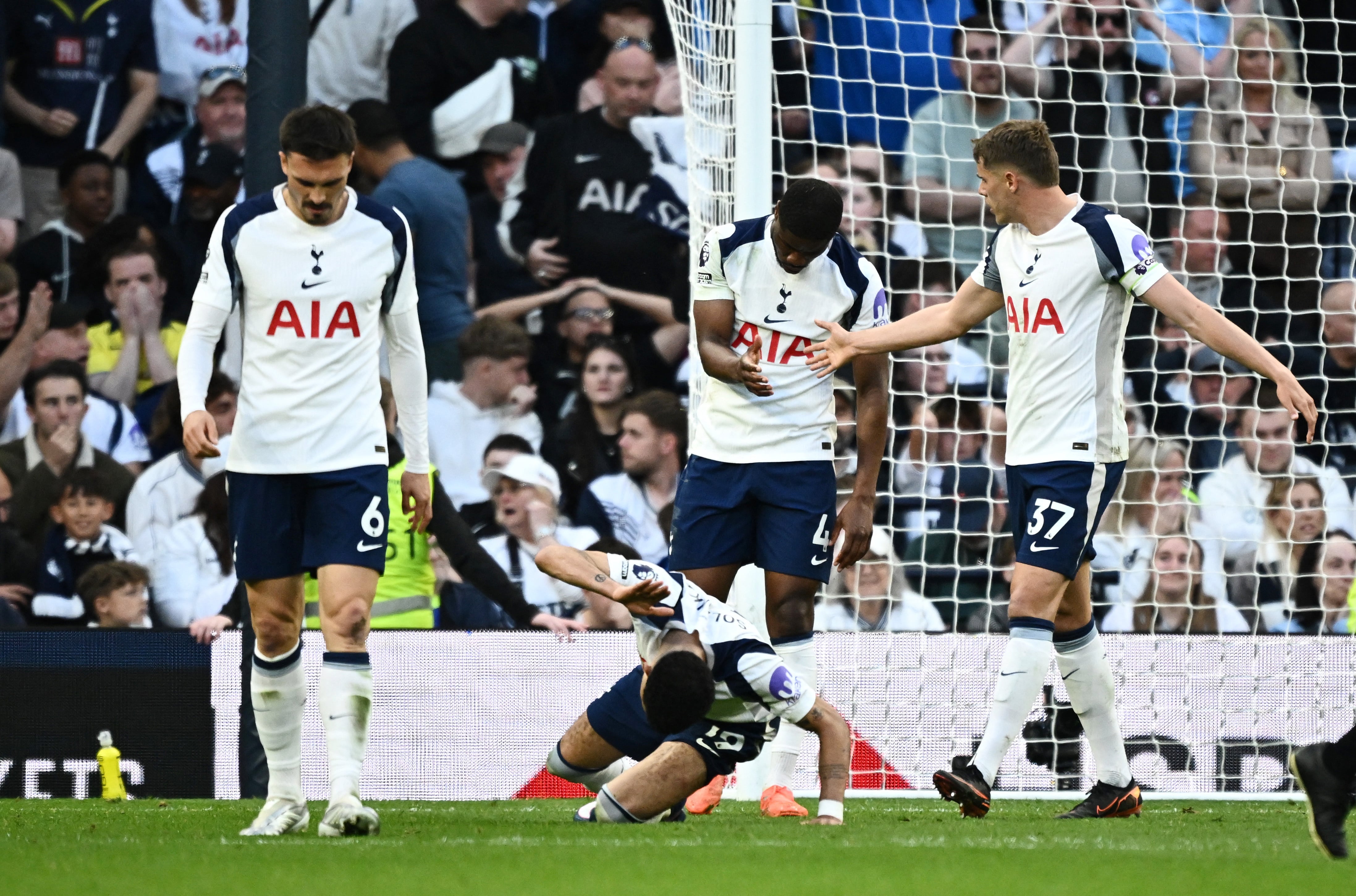 Tottenham se encuentra en zona de descenso a falta de cinco jornadas para finalizar la temporada y busca sumar puntos de manera drástica (REUTERS/Dylan Martinez)