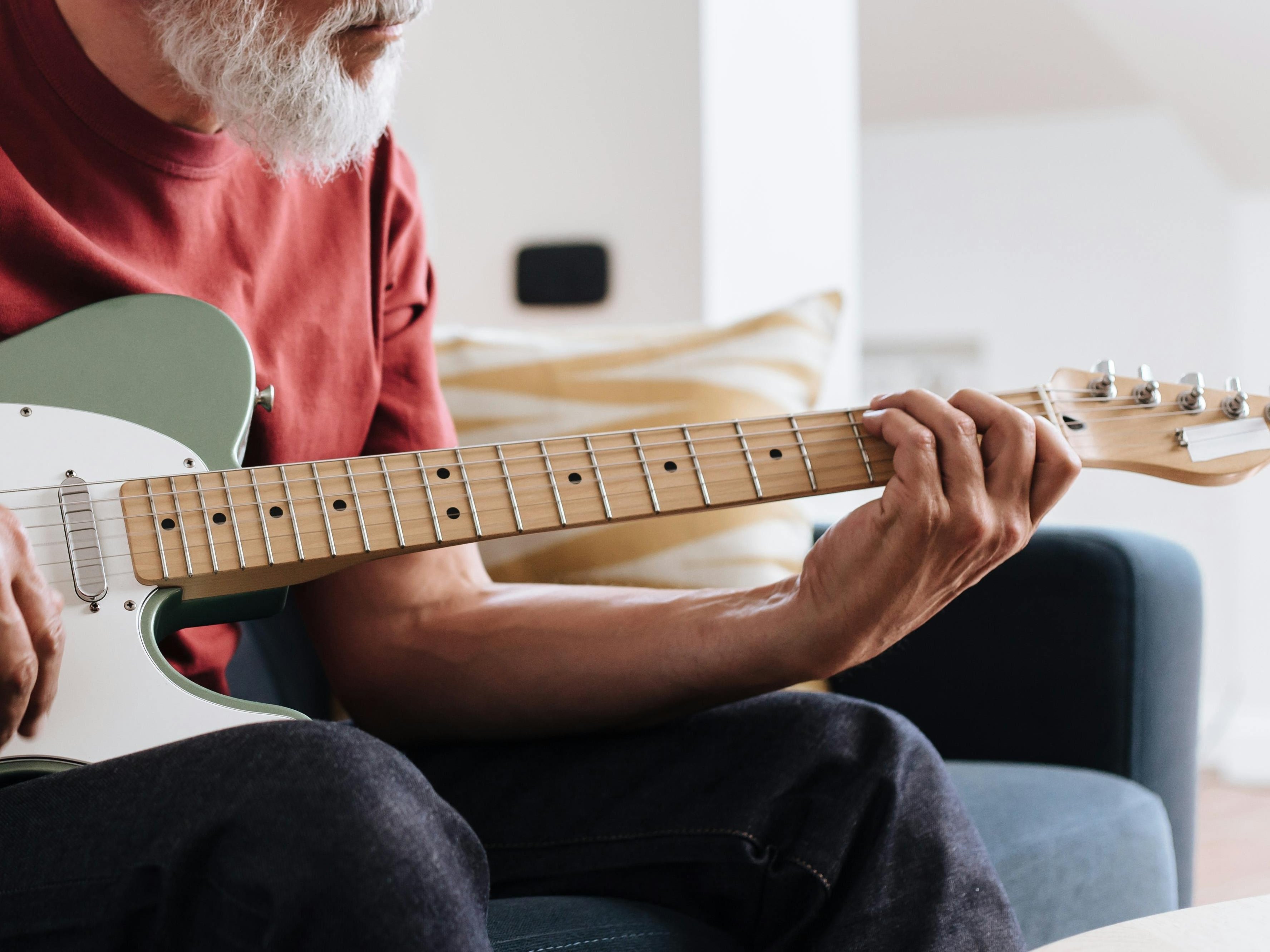 Científicos del Trinity College Dublin identificaron dos factores clave para proteger la memoria: la vida activa y la diversidad de estímulos (Pexels)