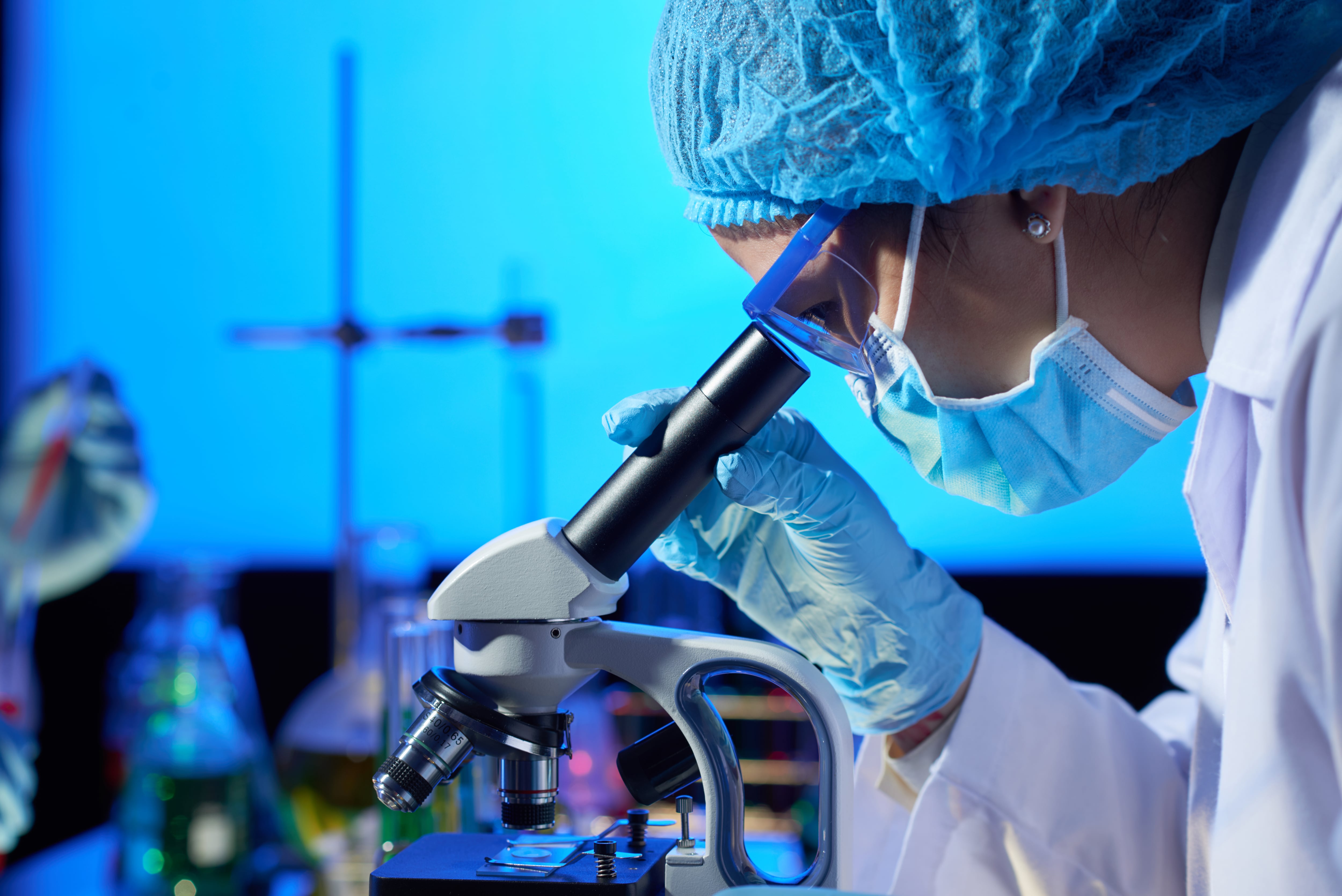 Las bacterias del intestino en personas con riesgo genético de Parkinson muestran patrones similares a quienes ya tienen la enfermedad/Freepik