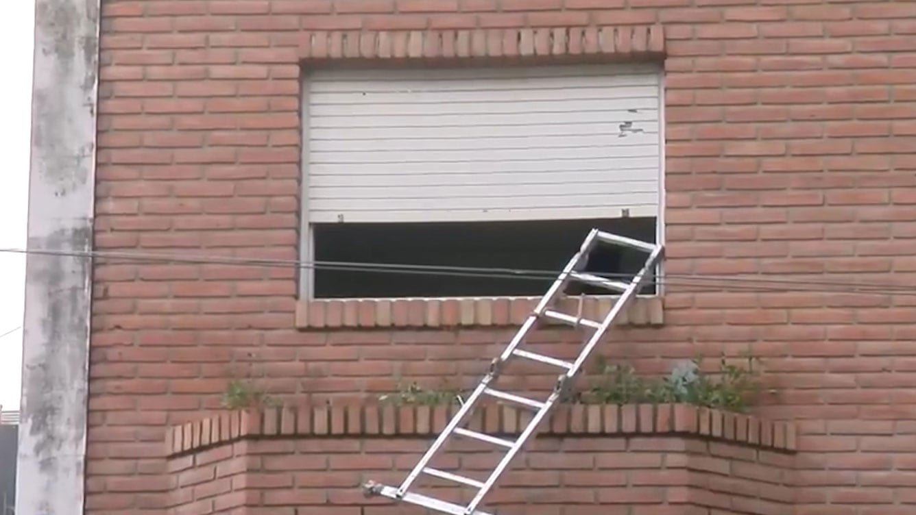 Un accidente laboral en Rosario provocó la muerte de Adrián Andrés Lizarraga, de 53 años, al caer de cinco metros durante trabajos de impermeabilización de techos