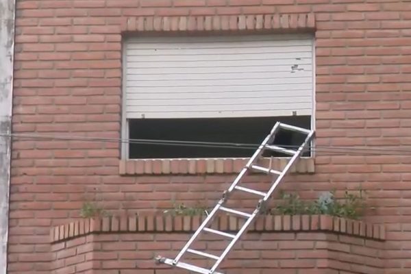 Un hombre en el parque industrial de Paraná tras ser aplastado por la cabina de un camión