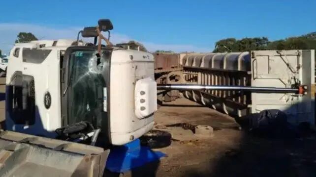 Gerardo Hilario Taborda, de 48 años y oriundo de Curuzú Cuatiá, murió siendo aplastado por la cabina de un camión Ford 1722 durante tareas de descarga de piedra mora