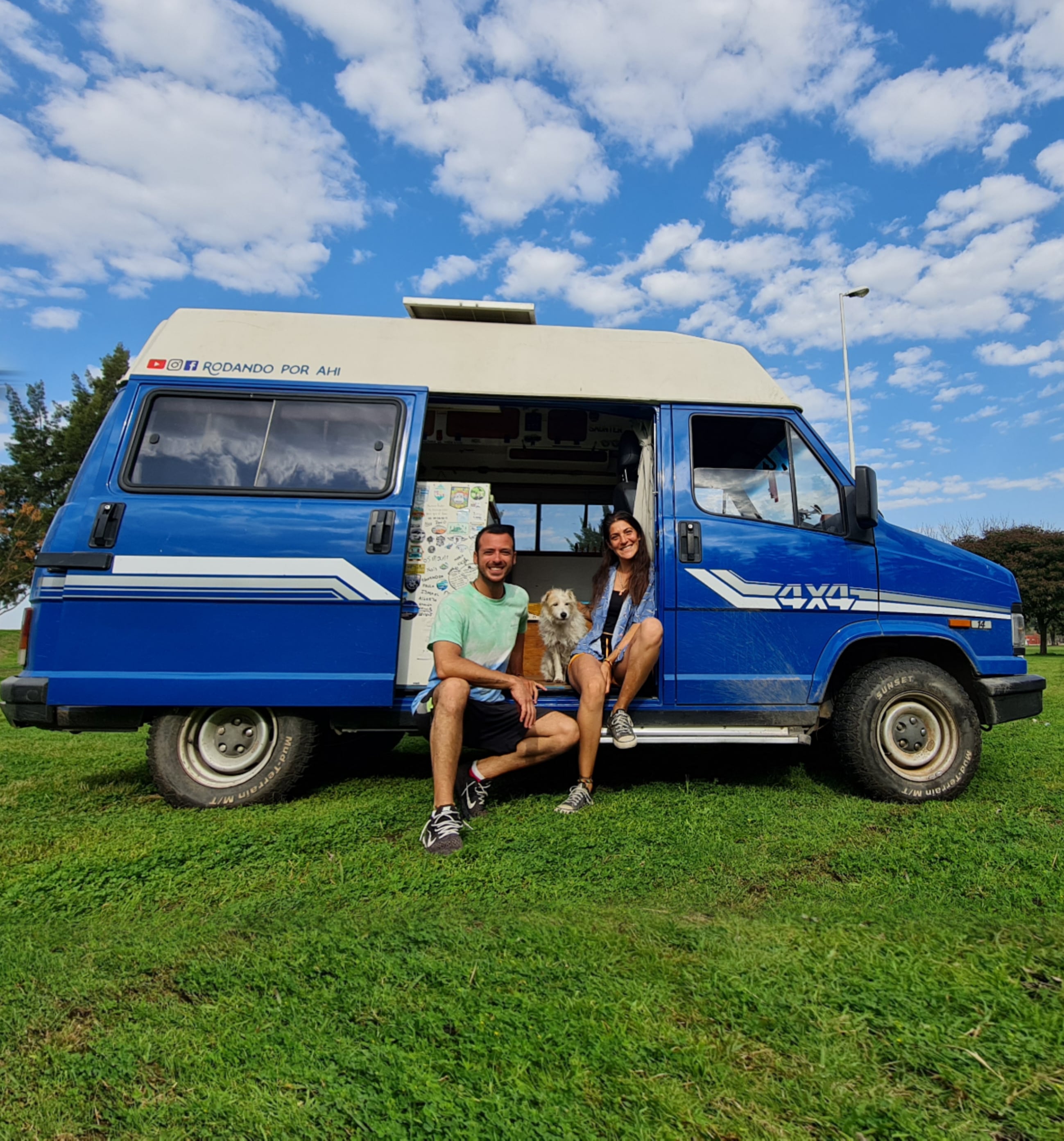 Con el correr de los años cambiaron sus medios de transporte; hoy viajan en una camioneta 4x4 más espaciosa y confortable