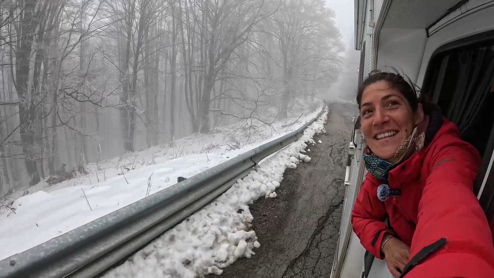 Una selfie desde el motorhome mientras atravesaban las rutas heladas de Kosovo