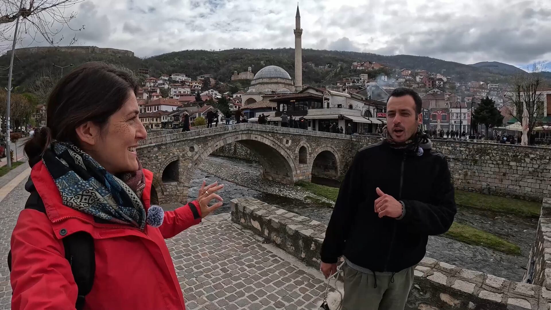 Guille y Iara contaron que el cruce desde Albania fue sencillo y sin controles estrictos, reflejo de la afinidad histórica y cultural entre ambos territorios: la mayoría de la población kosovar es de origen albanés