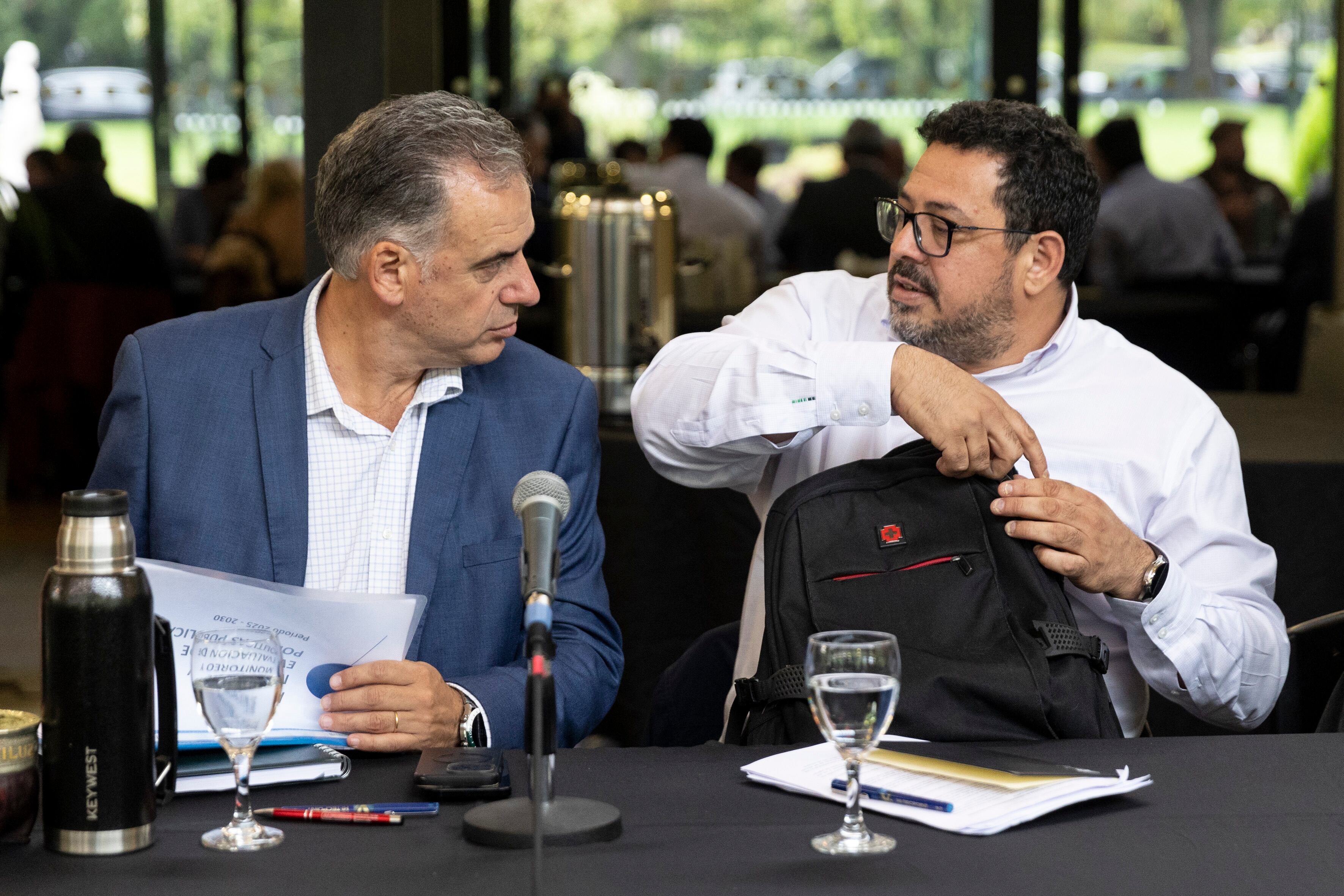 El presidente de Uruguay, Yamandú Orsi, junto al secretario de la Presidencia, Alejandro Sánchez (Presidencia)