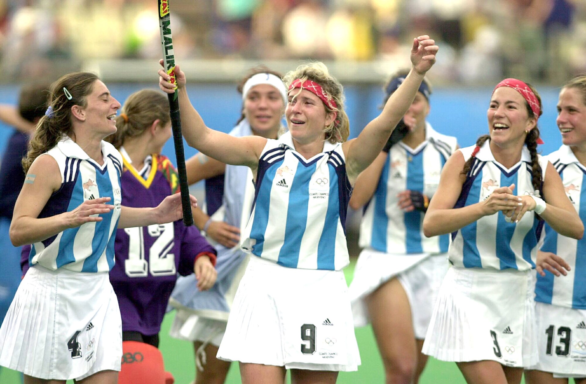 Vanina Oneto celebra junto a sus compañeras, en Sídney 2000 (Photo by Ross Land/Getty Images).
