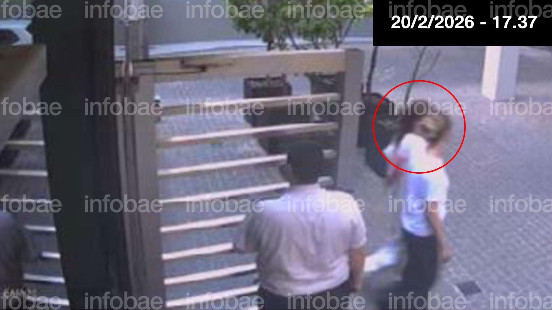 13.37. Leclerq ingresa nuevamente acompañada por una chica rubia