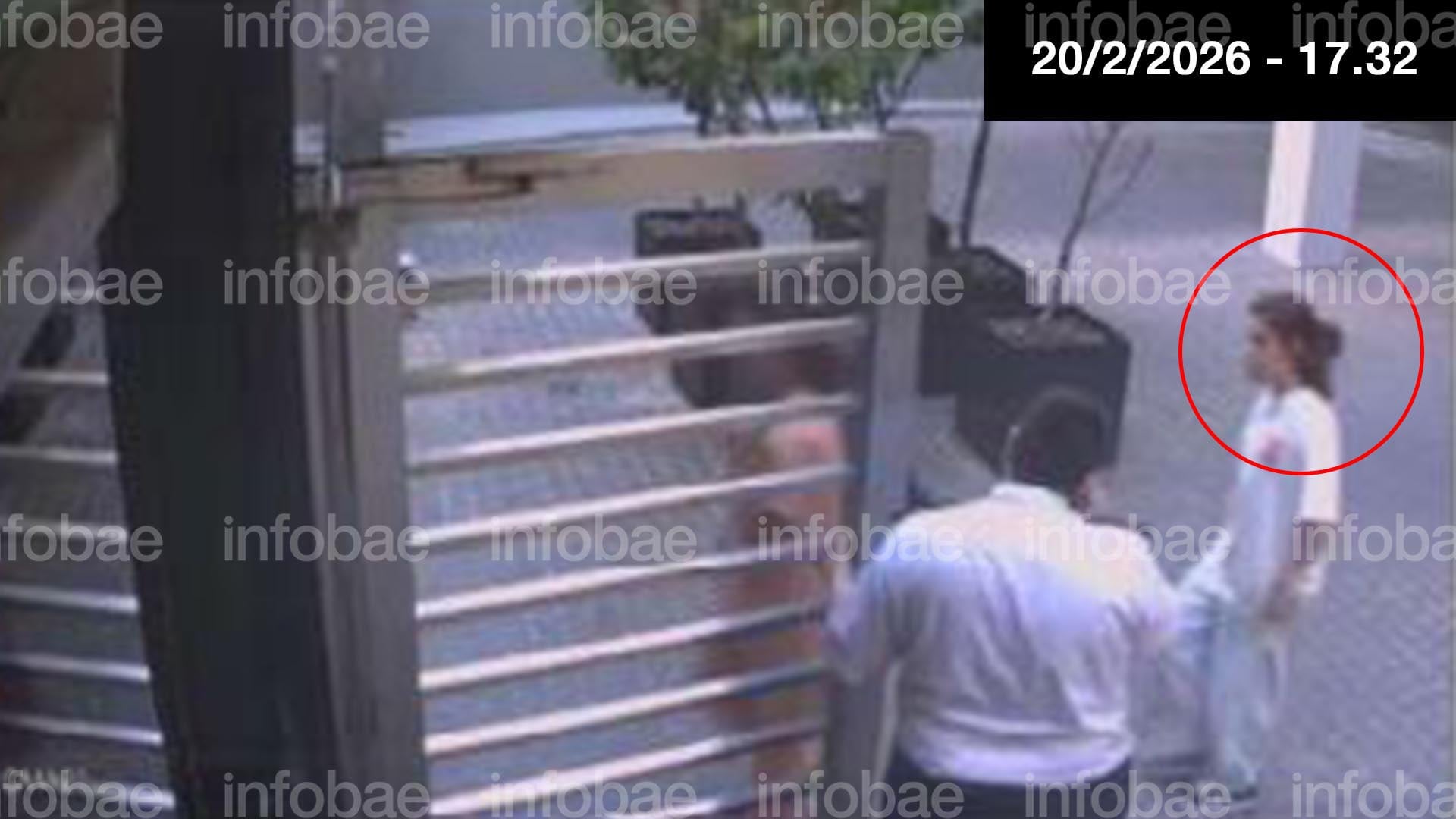 17.32 Chantal Leclerq sale del edificio