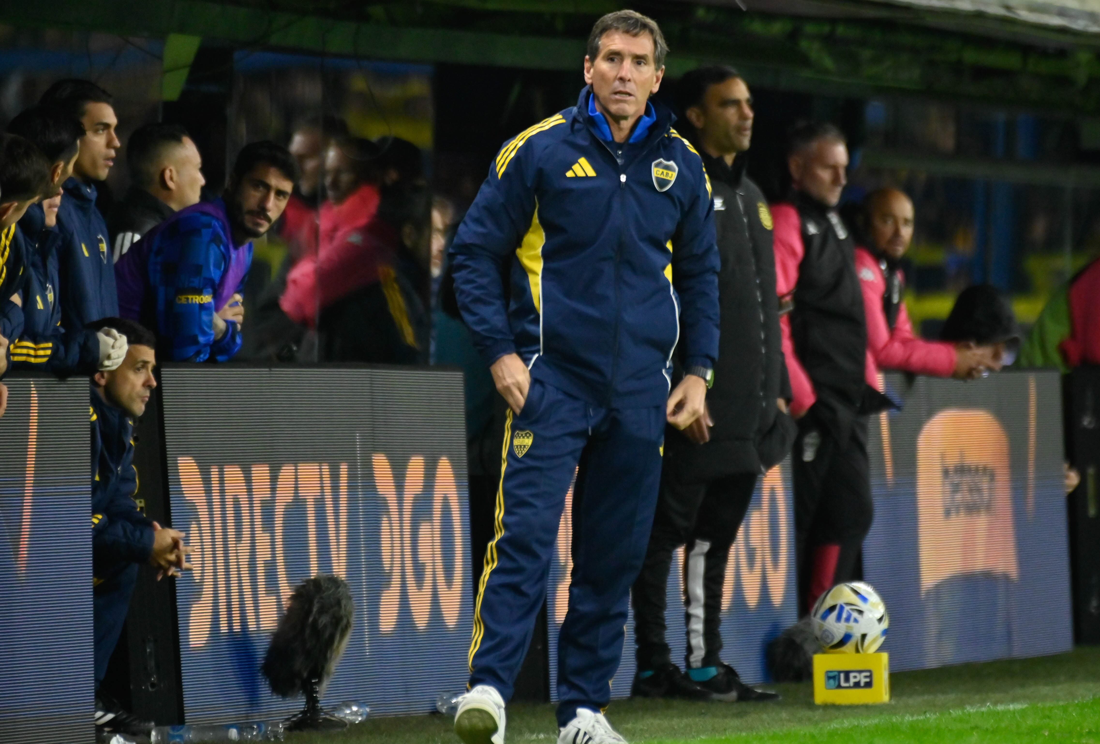 Claudio Úbeda da indicaciones durante el partido entre Boca y Huracán (Fotobaires)