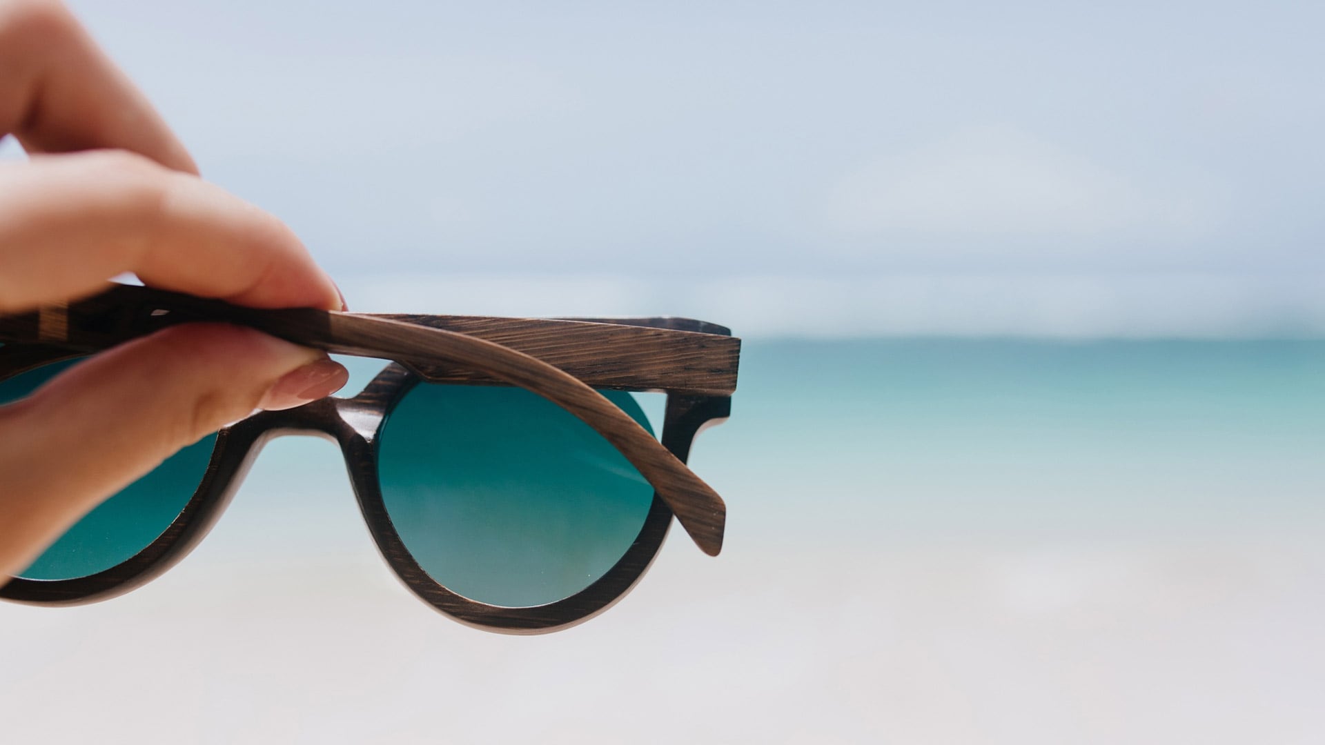 El uso de anteojos de sol certificados protege la vista de los rayos ultravioleta y reduce el riesgo de cataratas y cáncer ocular (Freepik)