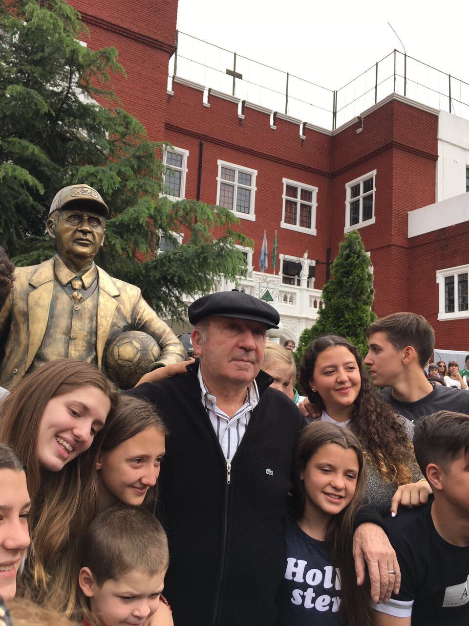 Griguol, el día de la inauguración de su estatua en la sede social de Ferro Carril Oeste
