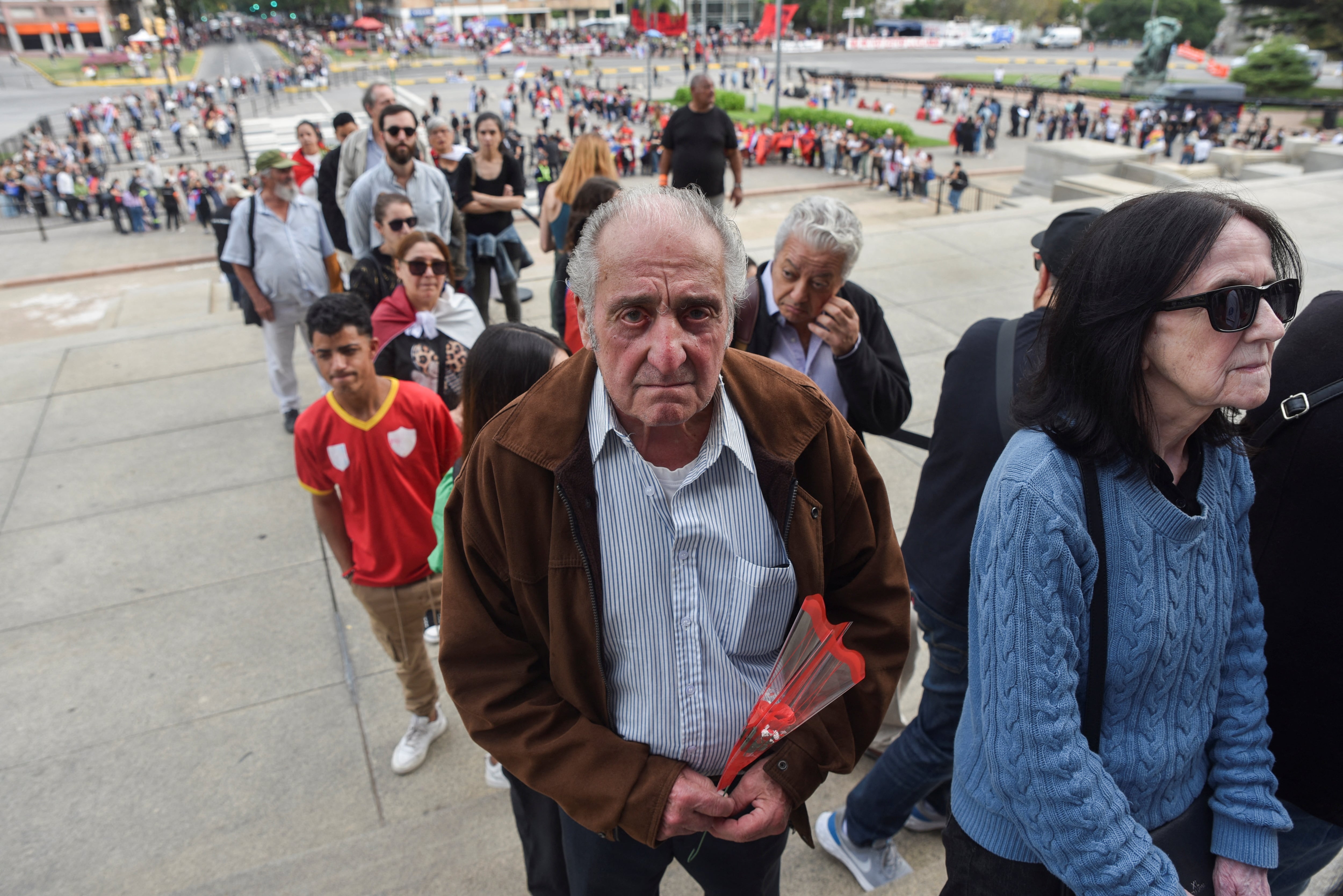 Varias personas hacen fila para rendir homenaje al expresidente uruguayo José 