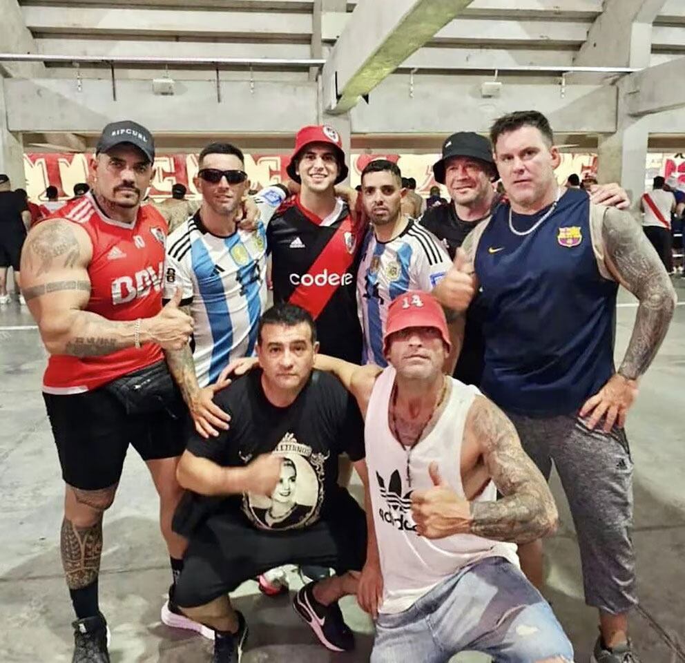 Mauro Ferreras, con lentes de sol y camiseta de la Selección. El otro con camiseta argentina es su hermano Leandro. A la izquierda de la foto, con muscula roja de River y gorra negra, Ariel 