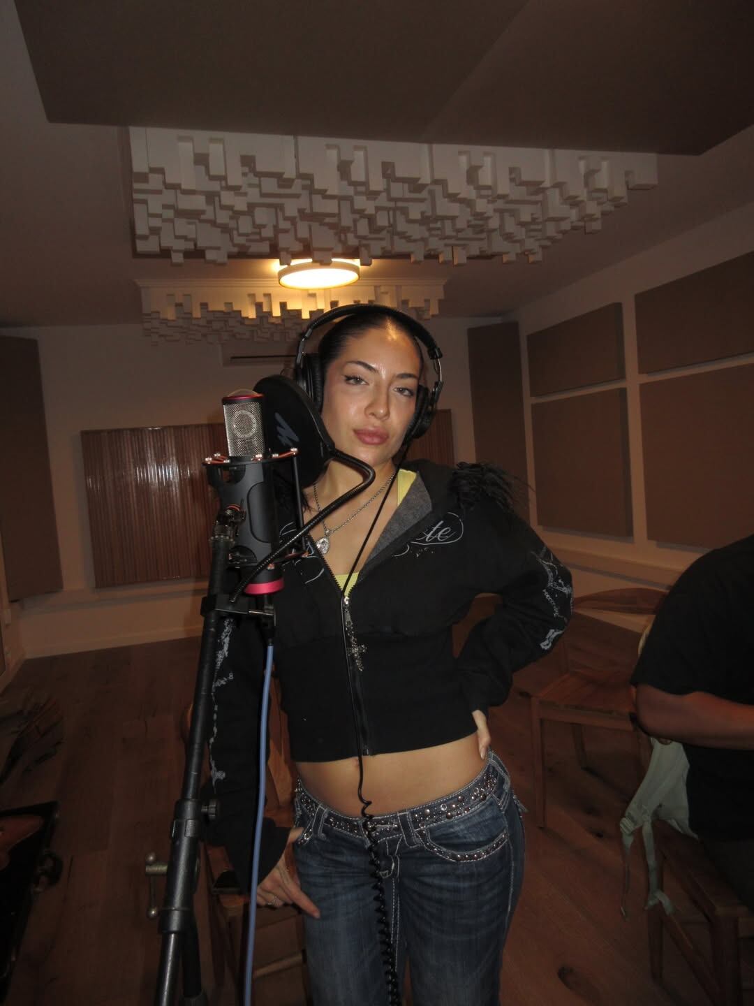 Ailín posa con auriculares y frente a un micrófono confirmando el inicio de su carrera musical