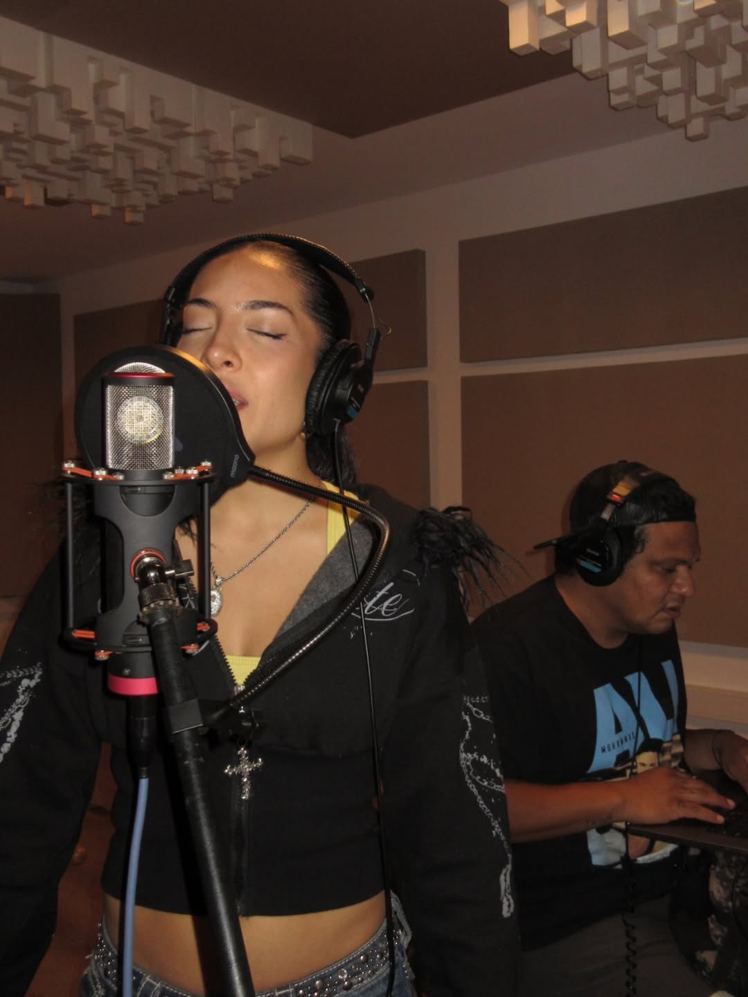 Ailín Becerra, hermana de la reconocida cantante María Becerra, es vista en un estudio de grabación dando inicio a su prometedora carrera musical