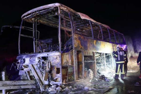 Al menos ocho muertos, entre ellos un bebé de nueve meses, y 33 heridos tras el choque e incendio de un autobús en Turquía