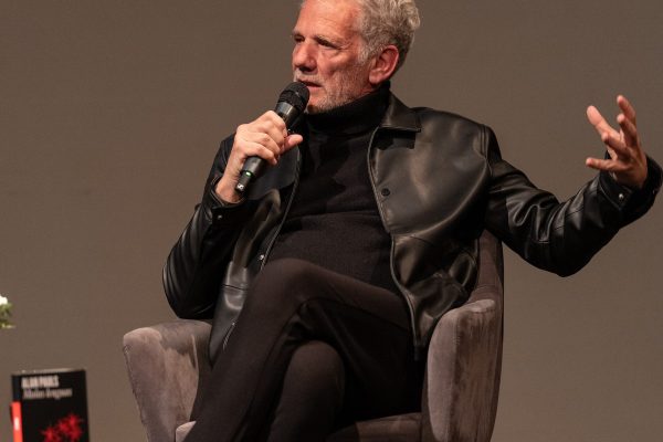 Alan Pauls: “La prosa administrativa, esa que cumple el horario, respeta las reglas y obedece el protocolo, es uno de mis enemigos”