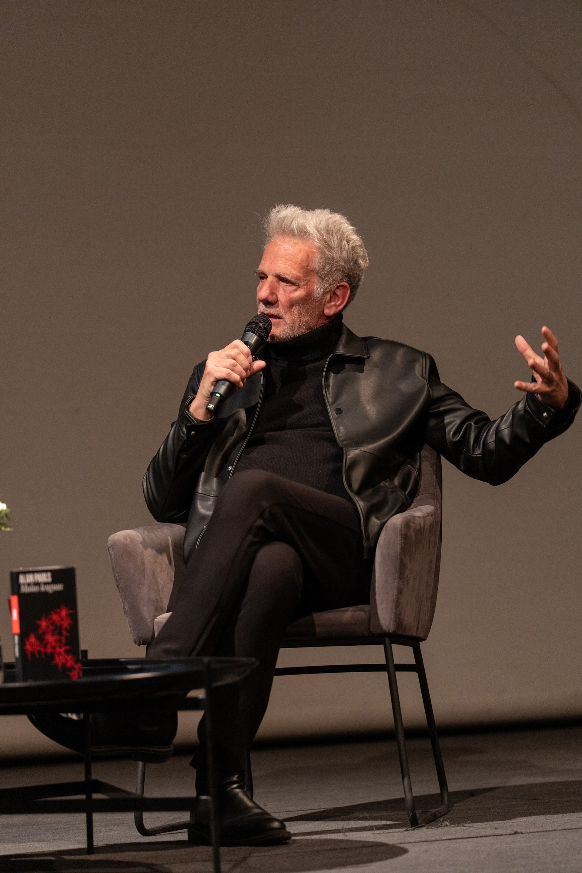 Cuando se quedó a vivir en Berlín pensó que iba a poder escribir algo vinculado a su historia familiar, pero no. Pauls se encontró con que a diferencia de otros escritores, no tiene el 