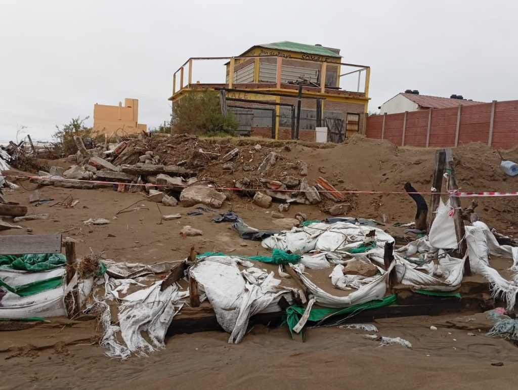 Alarma por 118 tanques de productos químicos que aparecieron en la costa bonaerense: la lucha de los vecinos por sus playas