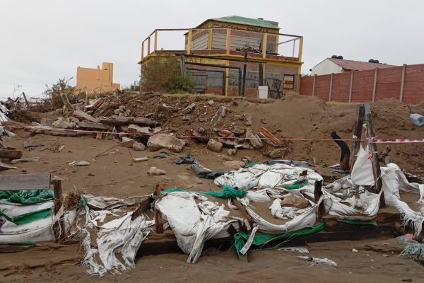 Alarma por 118 tanques de productos químicos que aparecieron en la costa bonaerense: la lucha de los vecinos por sus playas
