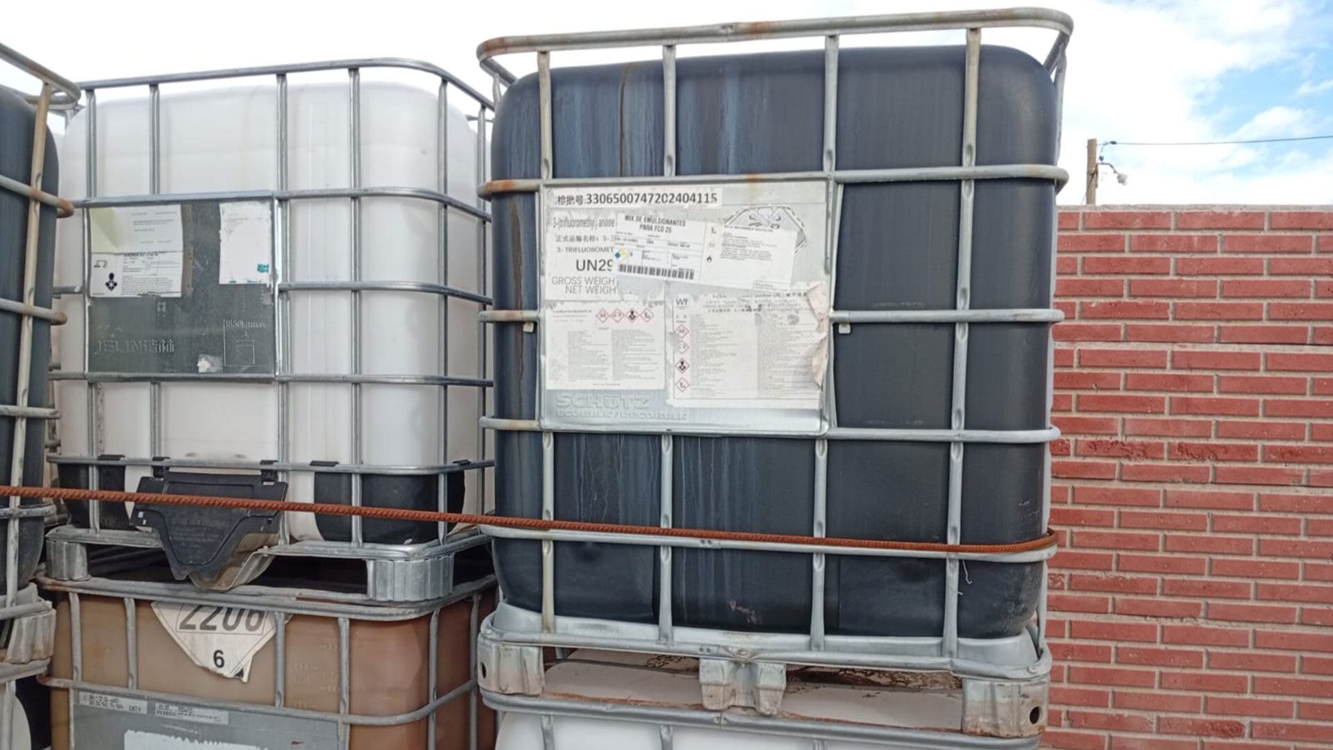 Después de la protesta de los vecinos, enseguida retiraron los tanques contaminantes de la playa