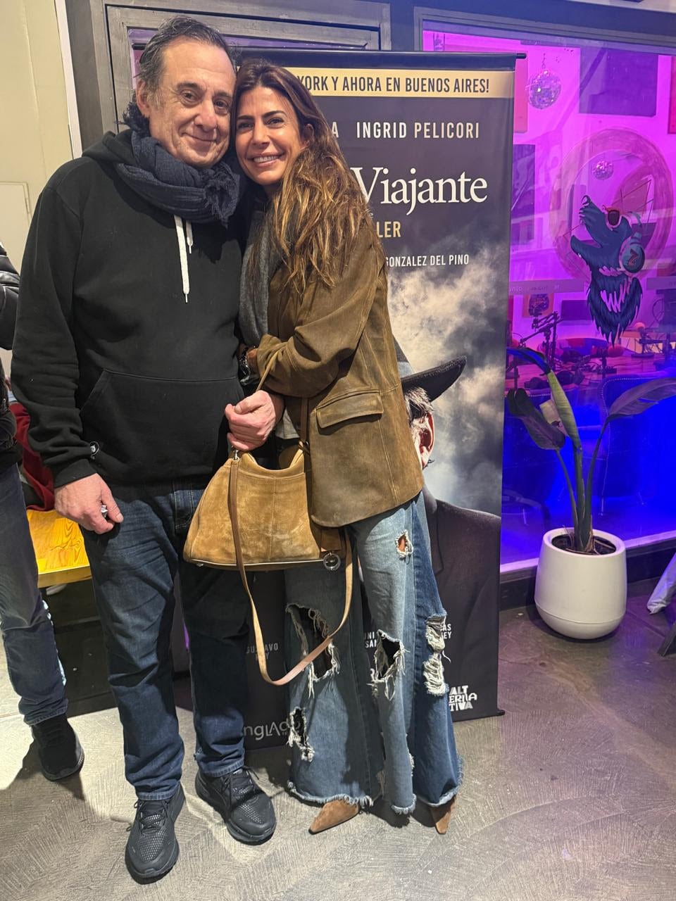 Los hermanos Alejandro y Juliana Awada posan sonrientes y abrazados en la noche de estreno de la aclamada obra 'La Muerte de un Viajante'.