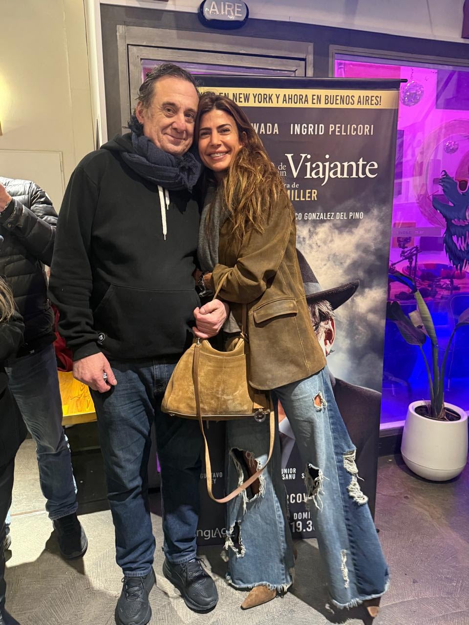 Alejandro y Juliana Awada, sonrientes y abrazados, asistieron al estreno de la obra teatral 