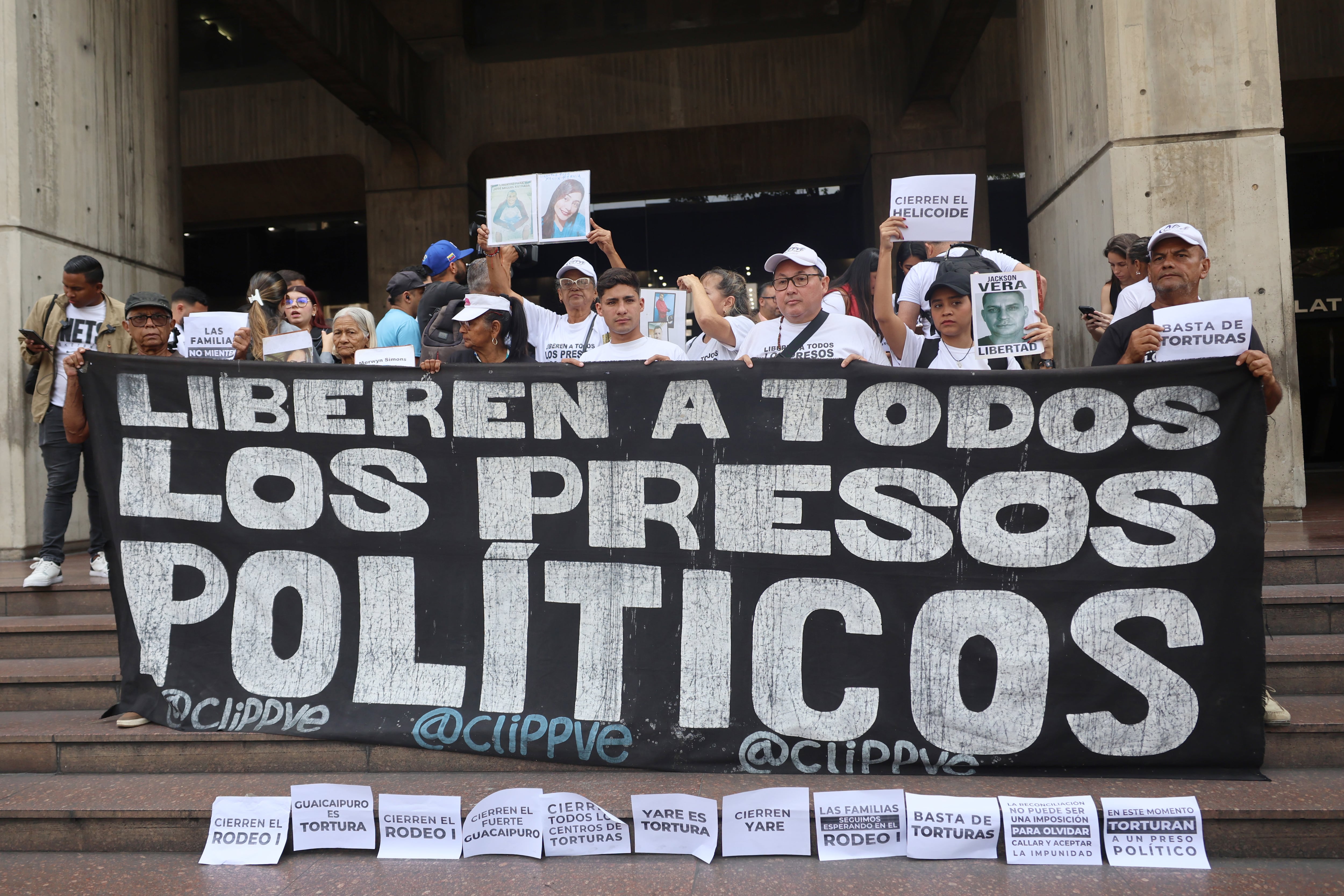 Alertan que la mayoría de los presos políticos excarcelados en Venezuela continúan sometidos a la vigilancia del régimen (EFE/Miguel Gutiérrez) 