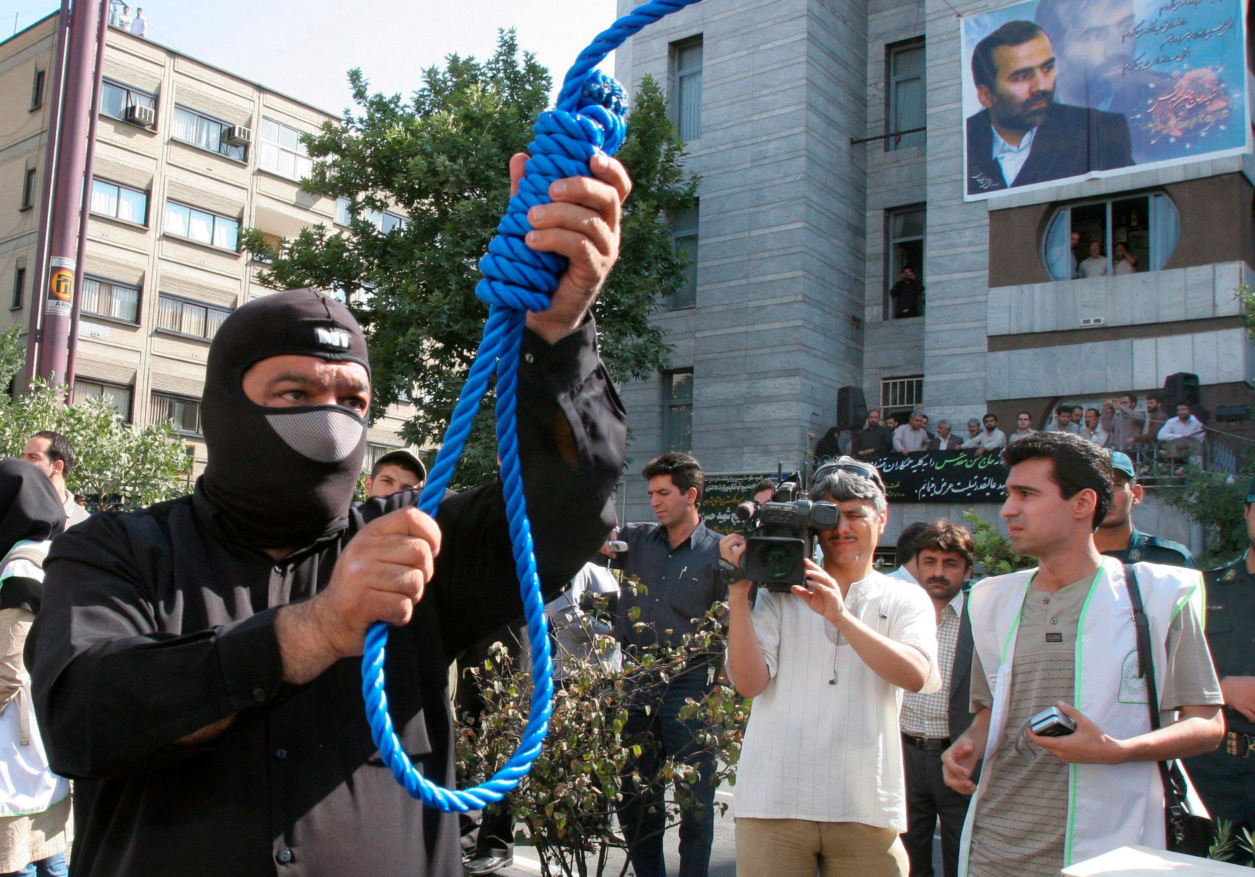 Un policía iraní prepara la ejecución pública de un asesino iraní convicto (EFE)