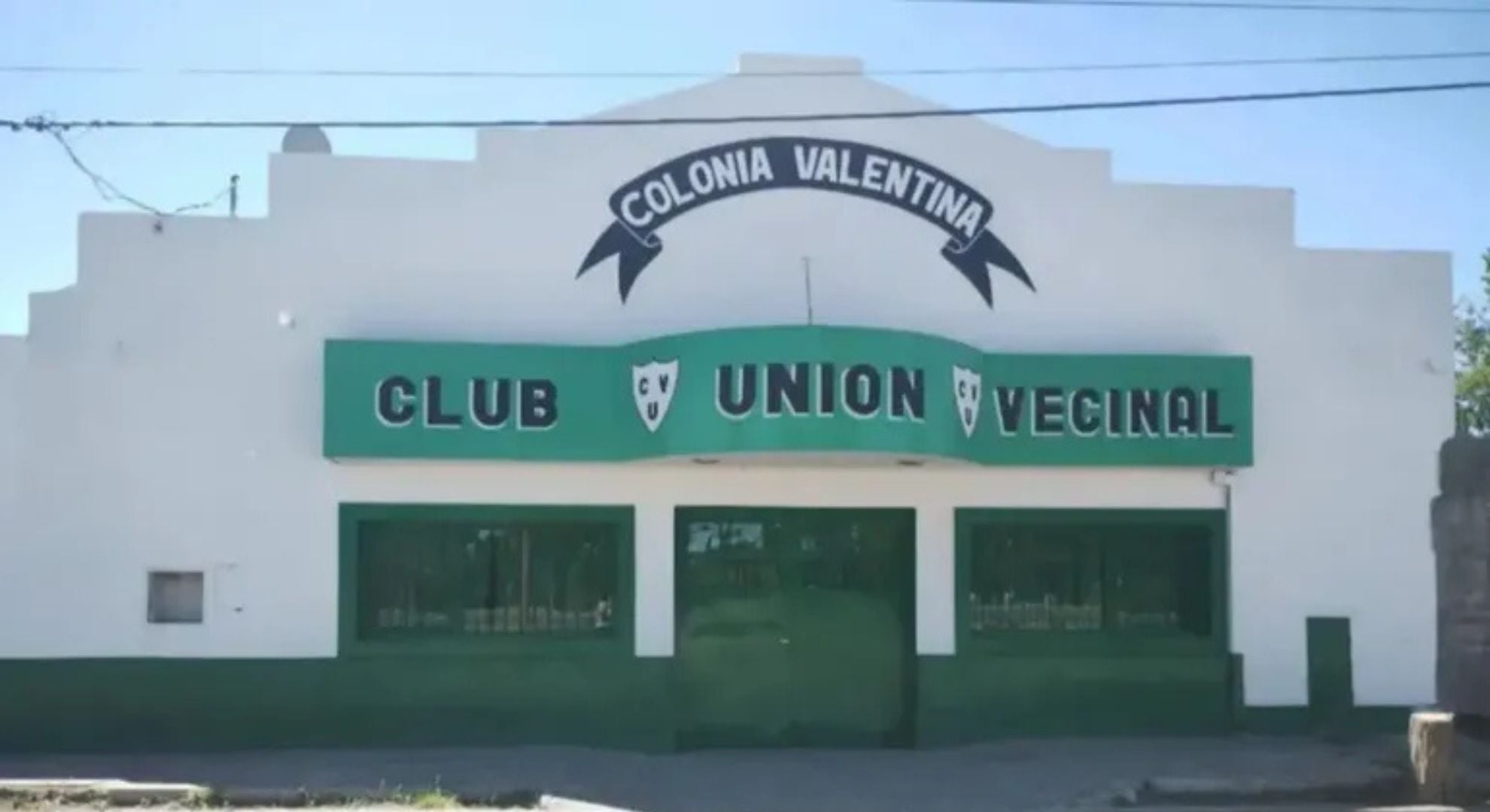 La entrada del club donde trabajaba el entrenador acusado (Foto: LM Neuquén)