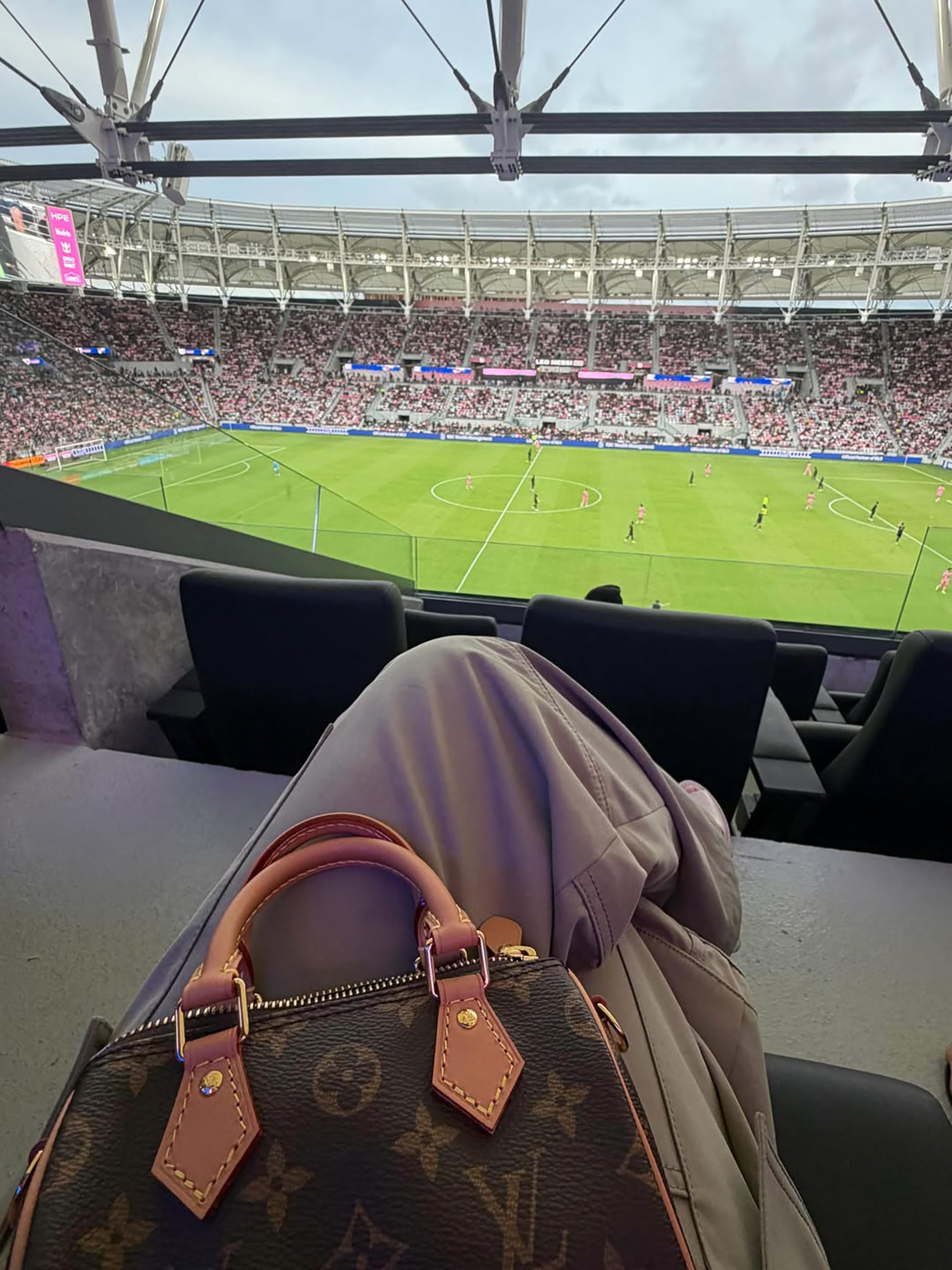 Antonela Roccuzzo, el reencuentro familiar y el bolso de lujo que cautivó en el Inter de Miami: tendencia urbana y guiño a la exclusividad