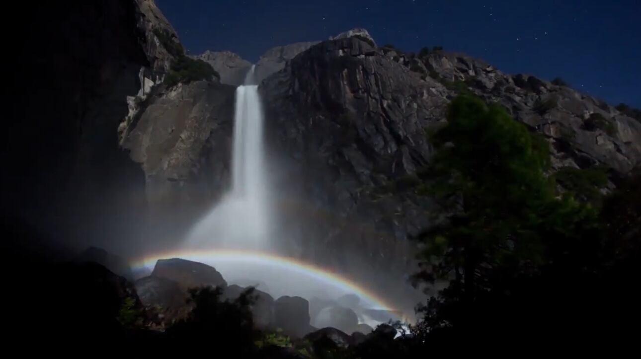 La observación de moonbows exige condiciones rigurosas: luna llena, cielos despejados, oscuridad total y la neblina intensa de las cascadas (YouTube: yosemitenationalpark)