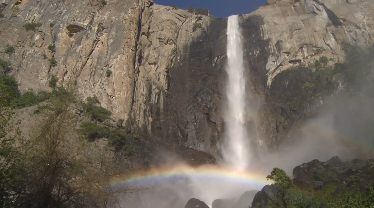 El Parque Nacional Yosemite es uno de los lugares más fiables del mundo para observar el raro fenómeno de los moonbows o arcos lunares (YouTube: yosemitenationalpark)
