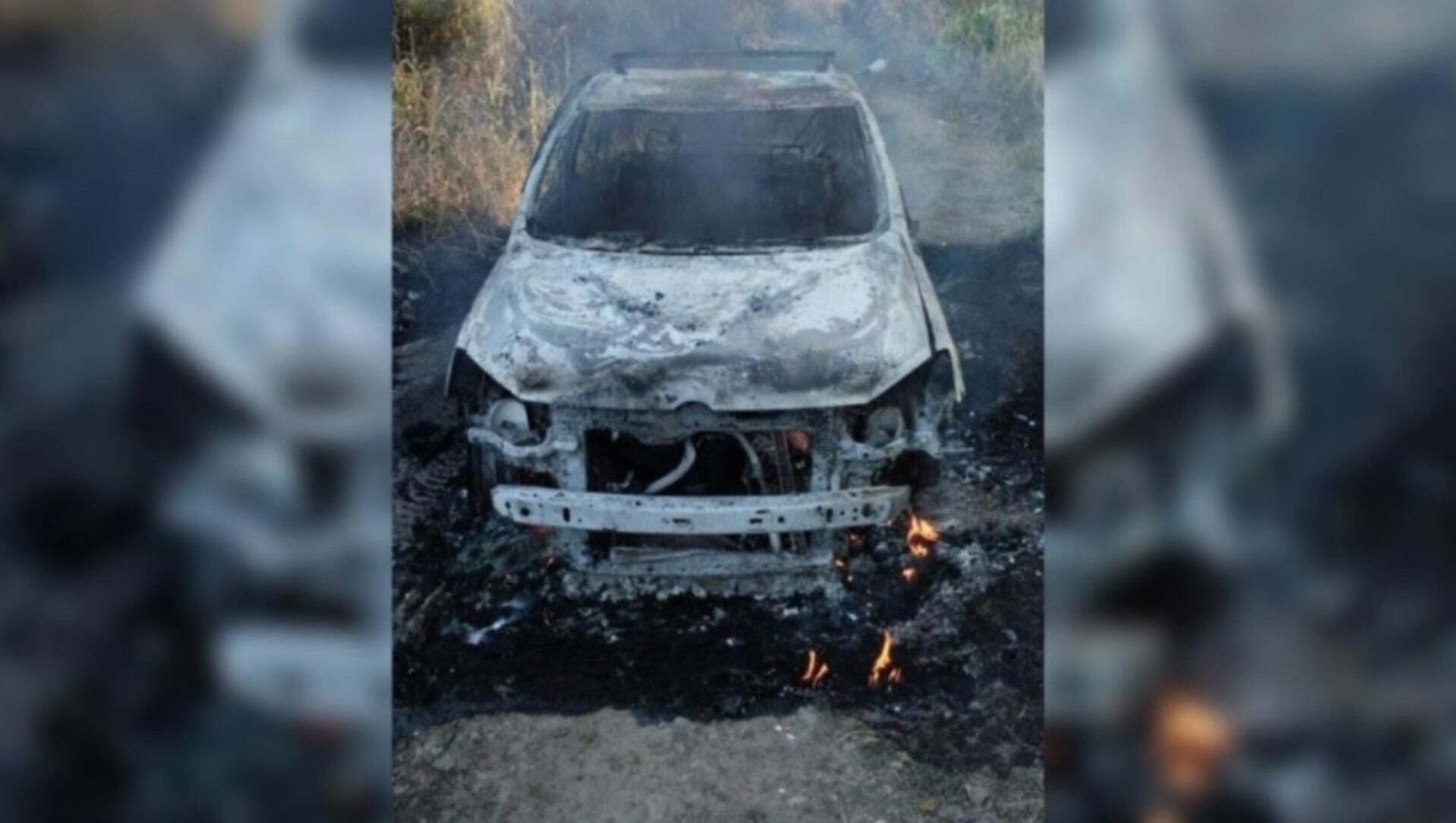 Un taxi quedó completamente calcinado tras un robo a un taxista en Granadero Baigorria, Santa Fe, con llamas aún visibles en el suelo (Rosario3)