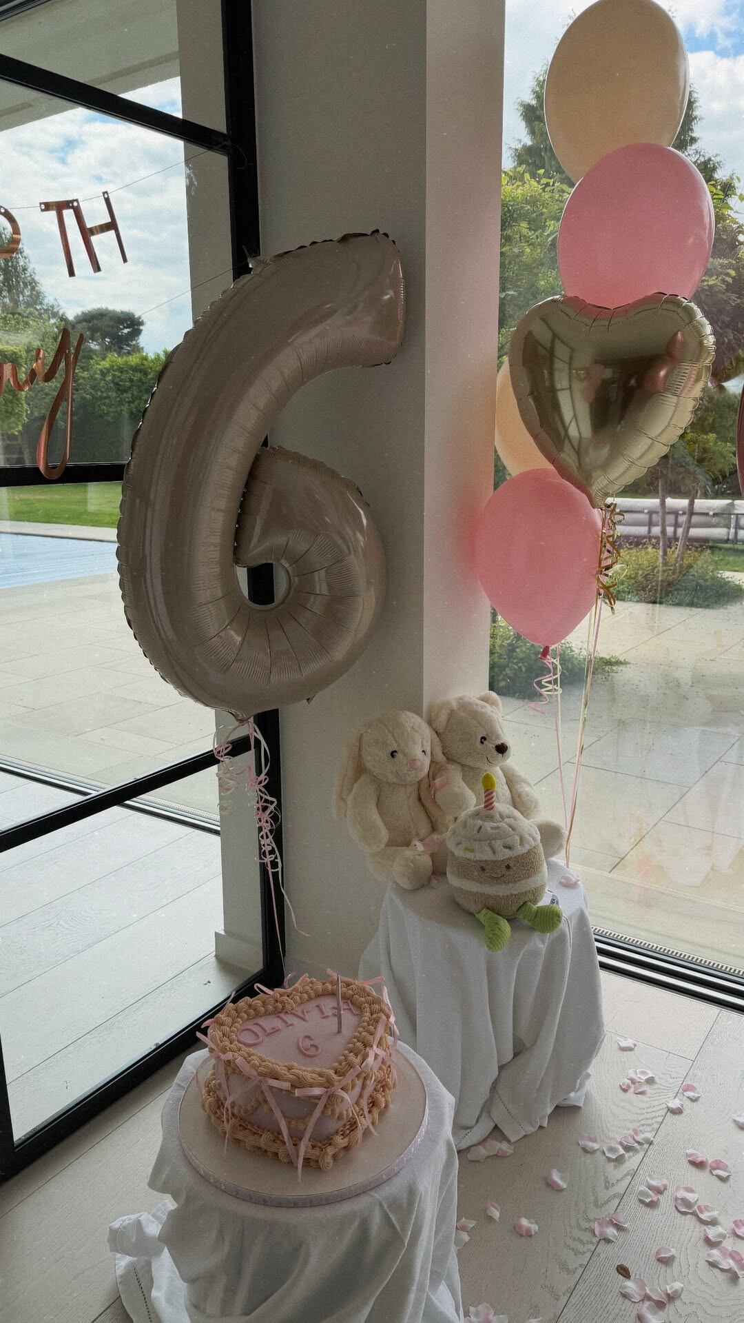 La decoración del cumpleaños incluyó globos rosa y dorados, corazones, peluches y una torta personalizada con la inscripción 'Olivia 6'
