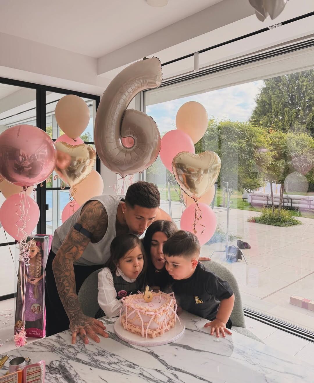 Enzo Fernández viajó a casa pese a sus compromisos con el Chelsea y la Selección Argentina para acompañar a su hija en este día especial