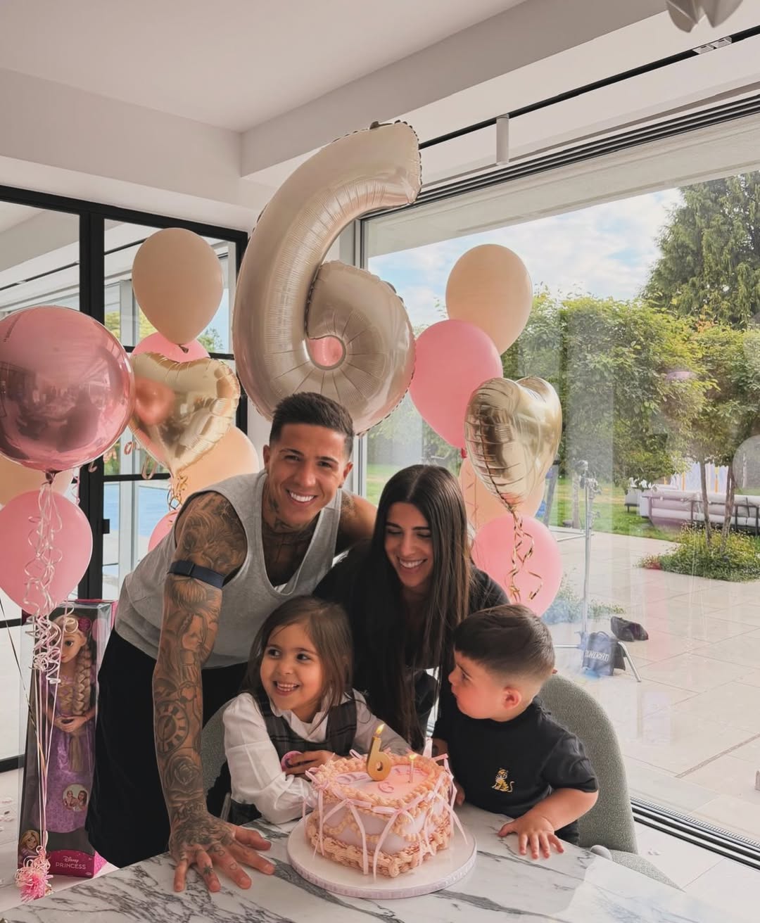 El festejo se realizó en el hogar familiar en Londres, con una ambientación delicada que priorizó los detalles y el bienestar de Olivia