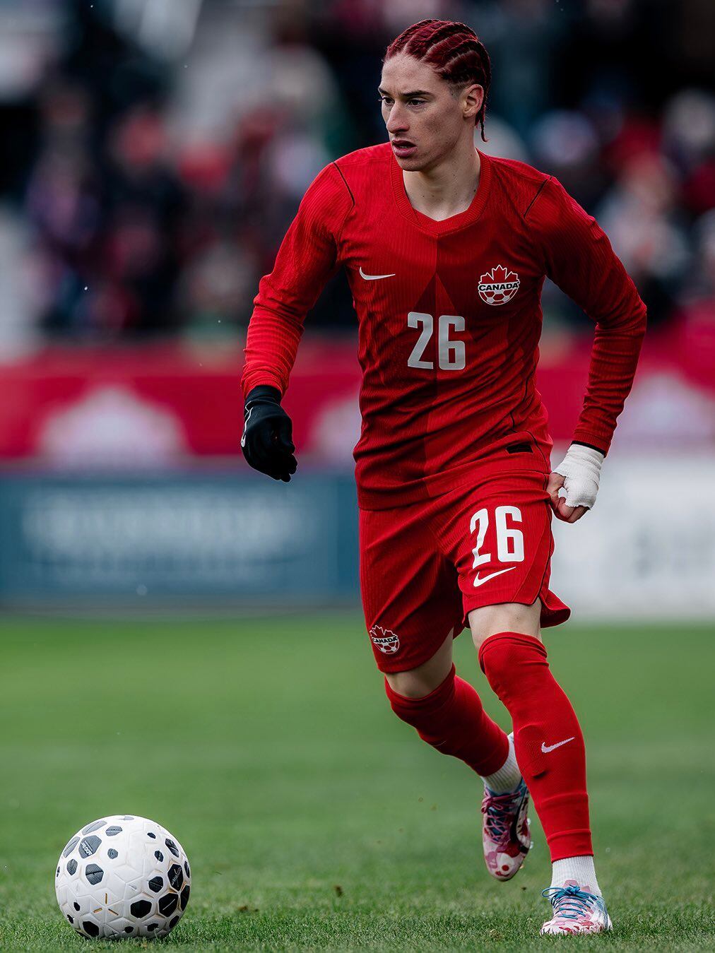 La camiseta titular de Canadá, otra de las selecciones que será local (@CanadaSoccerEN)