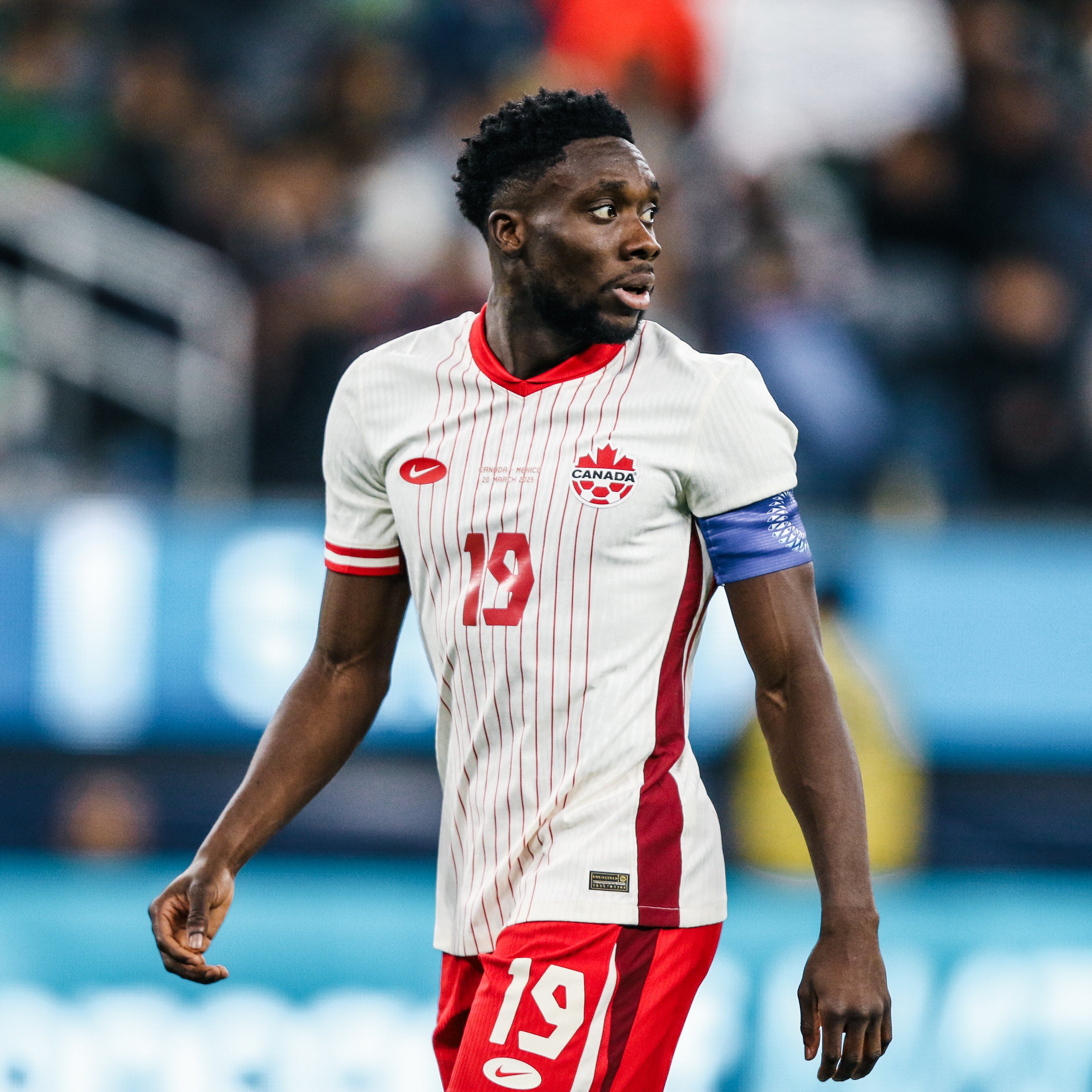 Alphonso Davies, la figura de Canadá, con la casaca suplente (@CanadaSoccerEN)
