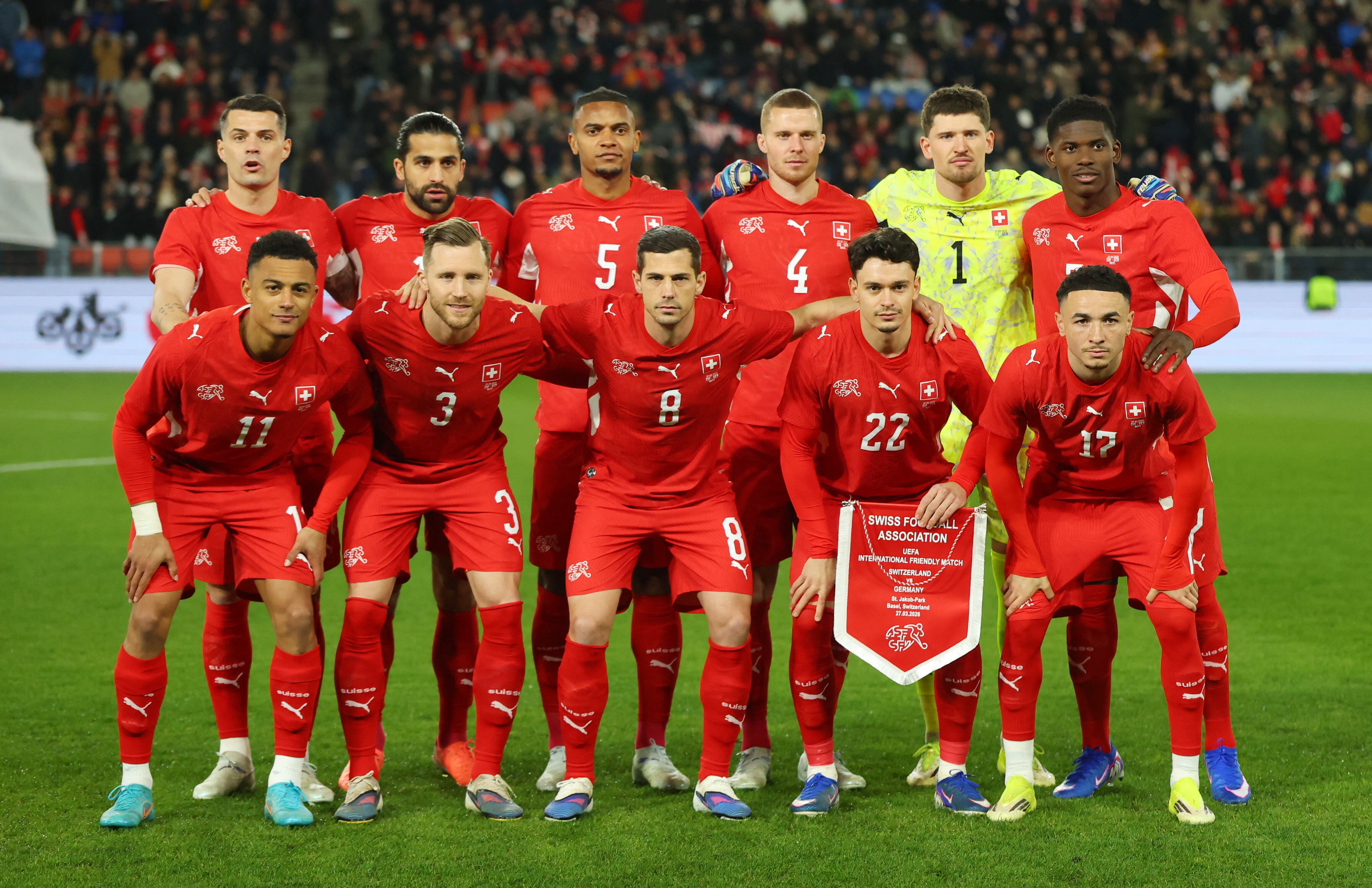 La camiseta local de Suiza (REUTERS/Denis Balibouse)