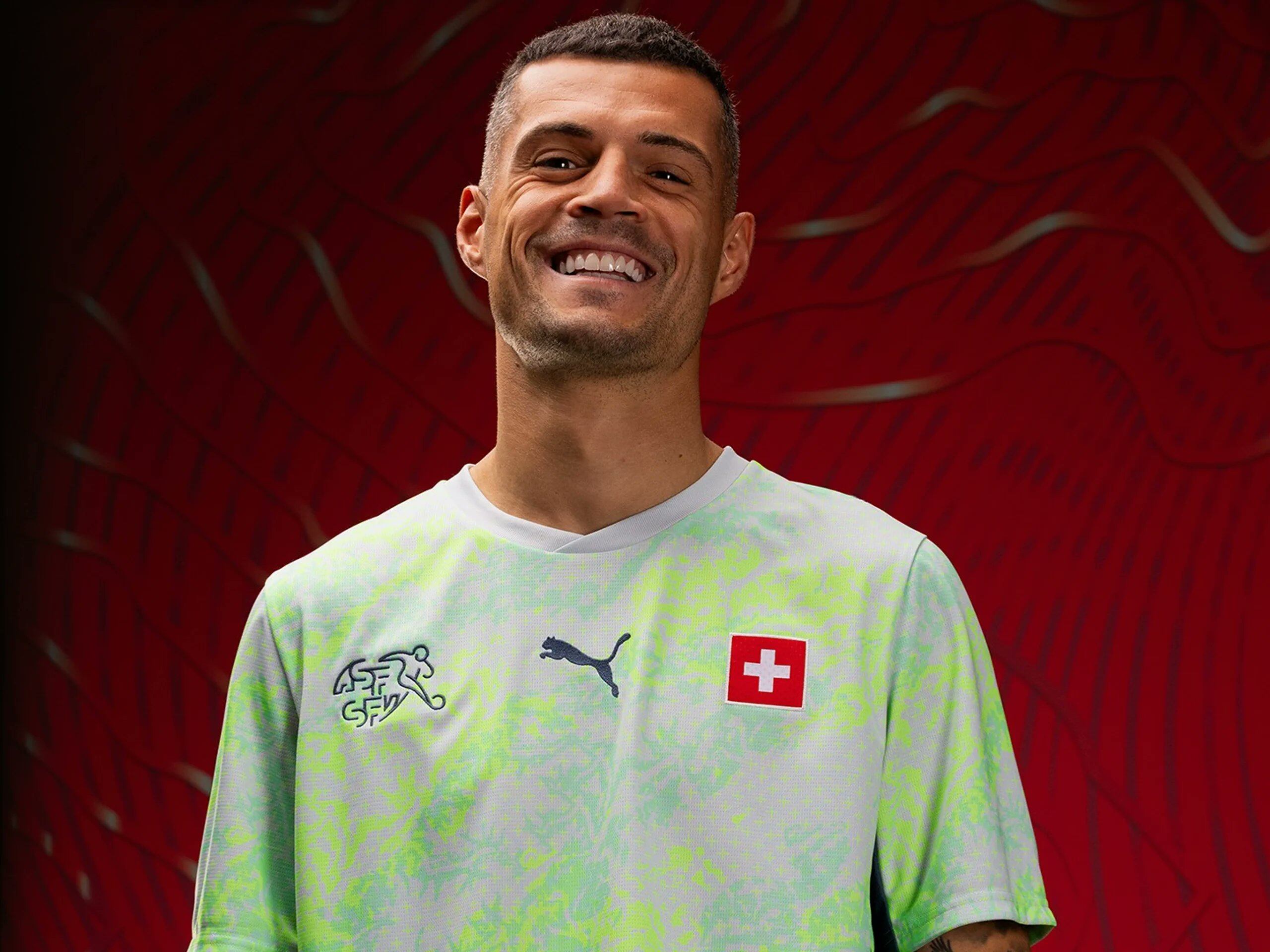 Granit Xhaka fue el futbolista que presentó la camiseta suplente de Suiza (Puma)