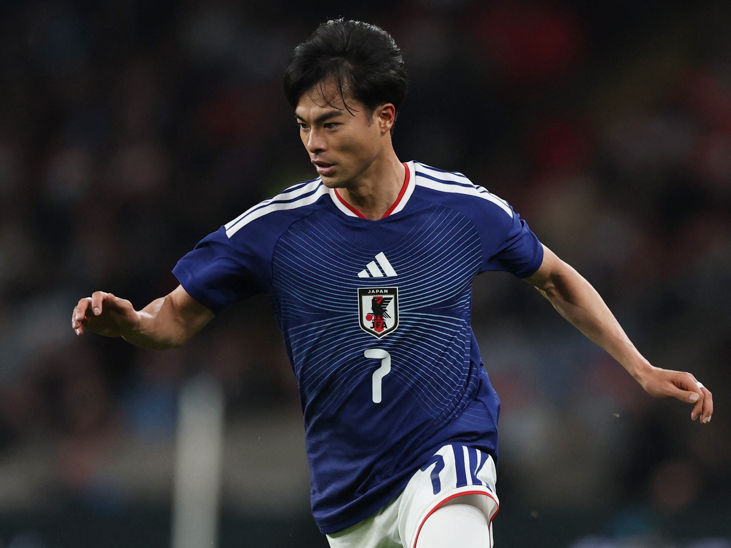 Kaoru Mitoma, la gran figura de Japón, con la remera titular (Reuters/Paul Childs)